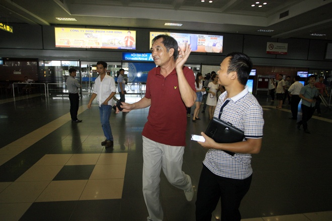 4 thuyen vien nhay xuong bien ve nuoc, tranh mat phong vien hinh anh