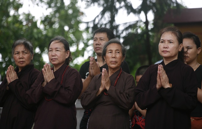 Nguoi Ha Noi lam le Vu Lan ca ngay lan dem hinh anh