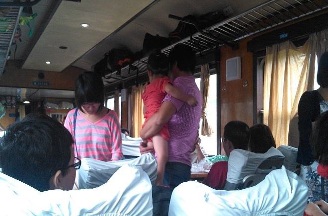 Sat lo dat, hang loat chuyen tau len Lao Cai ket cung hinh anh