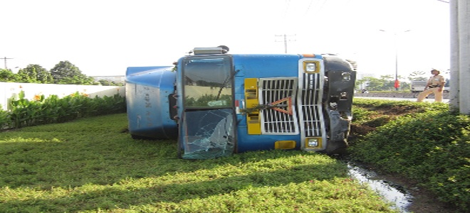 Xe container lao xuong vuc, dam do 30m dai phan cach hinh anh