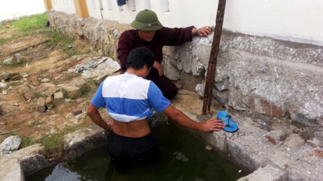 Be trai 2 tuoi chet duoi o ho ga truong mam non hinh anh