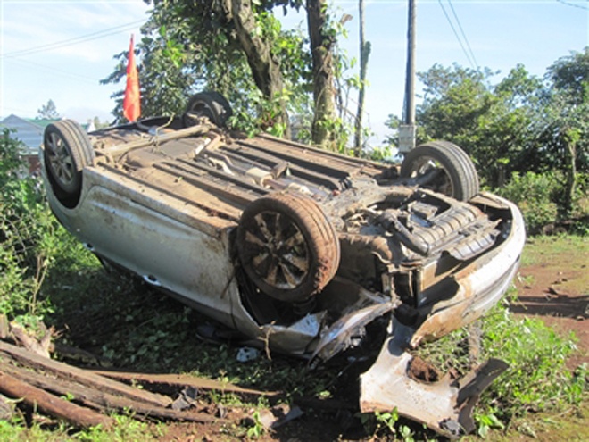 Xe hop 'chong vo' len troi vi dam goc tieu hinh anh