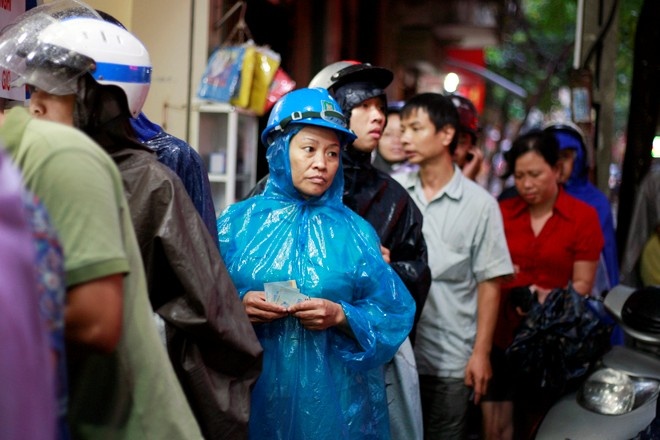 Doi mua, xep hang mua banh Trung thu nhu thoi bao cap hinh anh