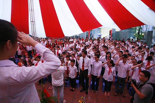 Hoc tro khuyet tat hat quoc ca... bang tay hinh anh