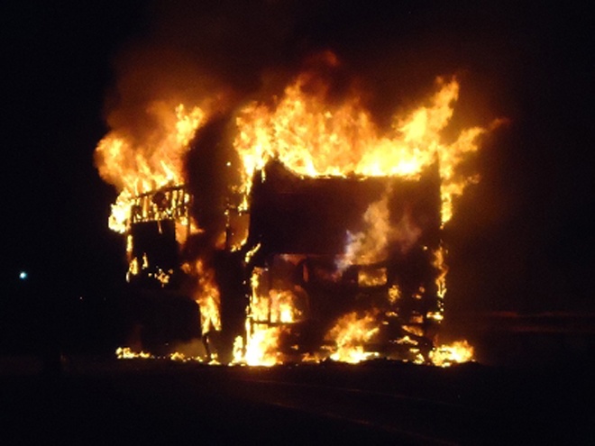 Xe khach boc chay, 30 nguoi thoat chet hinh anh