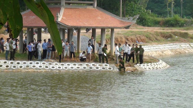 Phat hien 2 thieu nien chet troi tren ho hinh anh