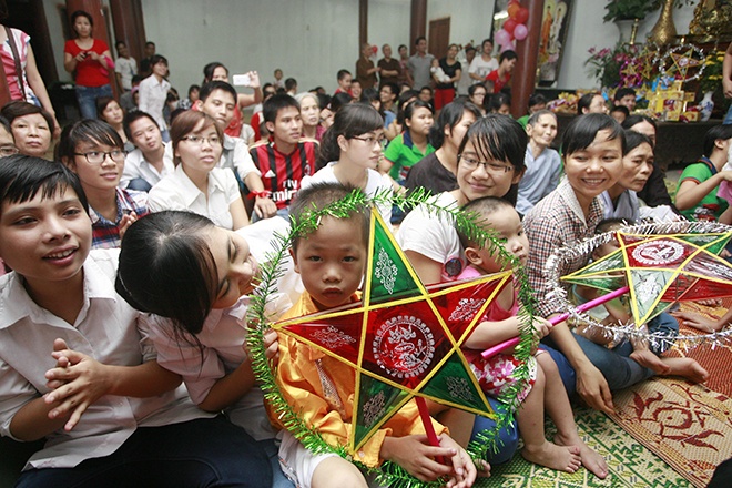 Tre mo coi, HIV vui don trung thu hinh anh