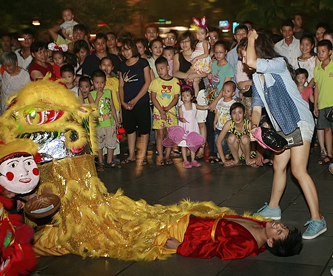 Cac kieu 'quay' cua gioi tre Ha Noi dem trung thu hinh anh