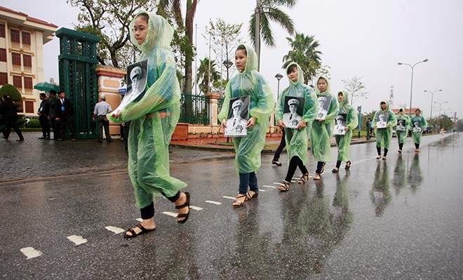 Nguoi Quang Binh vieng tuong Giap trong con mua nang hat hinh anh