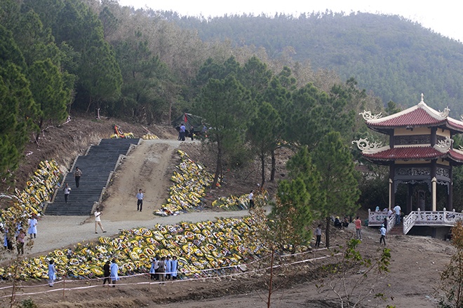 Vung Chua mot ngay sau le an tang hinh anh