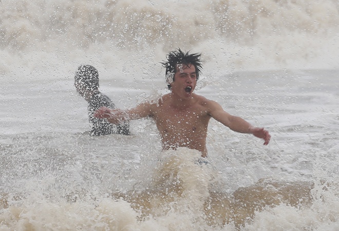 Du khach dua gion voi song cao 2m tai bien Sam Son hinh anh