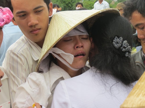 Hang tram nguoi tien dua nu phong vien tu nan trong bao hinh anh