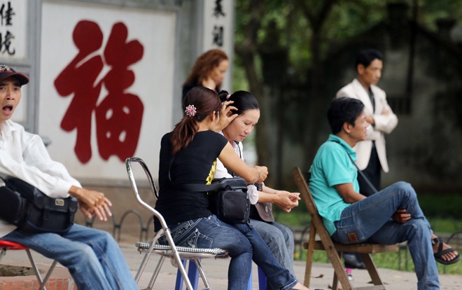 Tho anh ngoi nho toc bac cho khach hinh anh