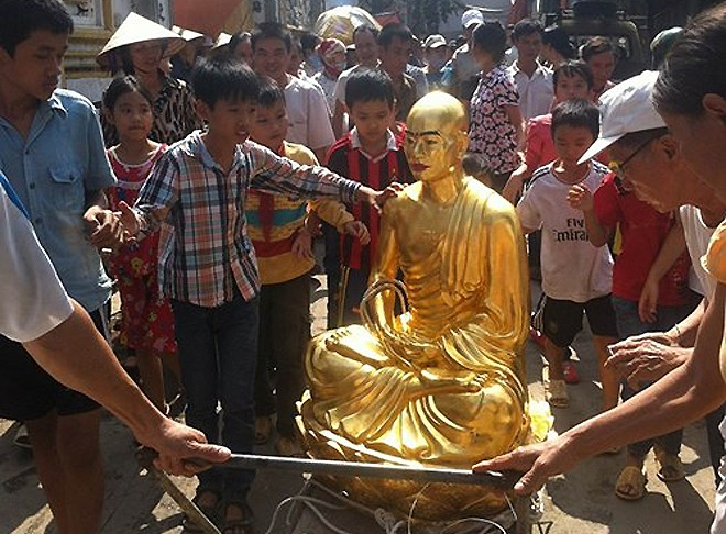 Su Phuong vut co vat vao goc chua, dan Chang Son phan no hinh anh