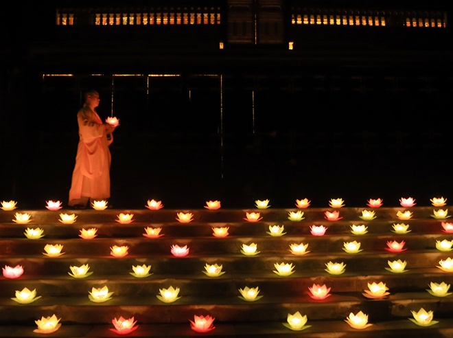 Hoa dang tuyet dep tai chua Bai Dinh trong le cau sieu hinh anh