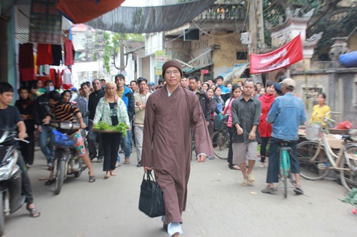 Su Phuong di o to, mac nuoc cong tu dong trong chua hinh anh