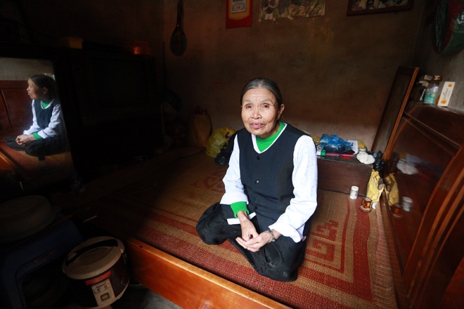 Su Phuong cam sai trong chua dung dien, nuoc hinh anh