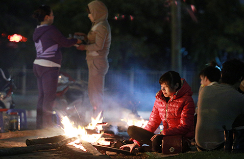 Nguoi Ha Noi dot lua suoi trong dem lanh nhat dau mua hinh anh