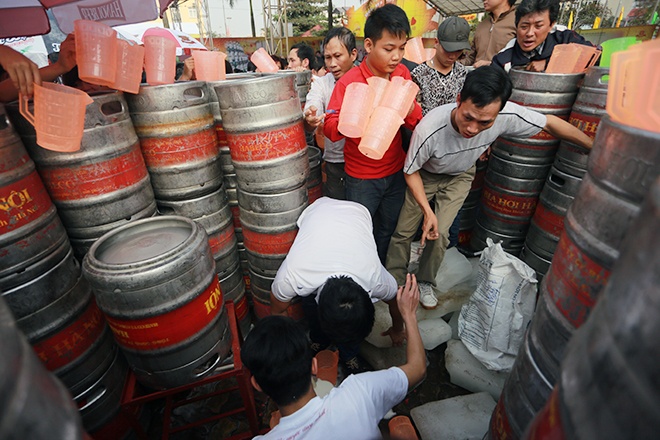 Chen chuc uong bia mien phi tai Ha Noi hinh anh