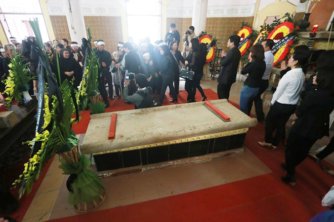 Gia dinh dau don trong dam tang chi Huyen hinh anh