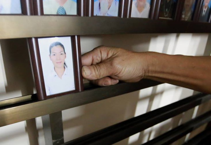 Gia dinh lam le ruoc vong chi Huyen len chua hinh anh