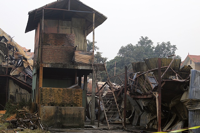 Tim thay be gai chet chay trong goc nha khu cong nhan hinh anh