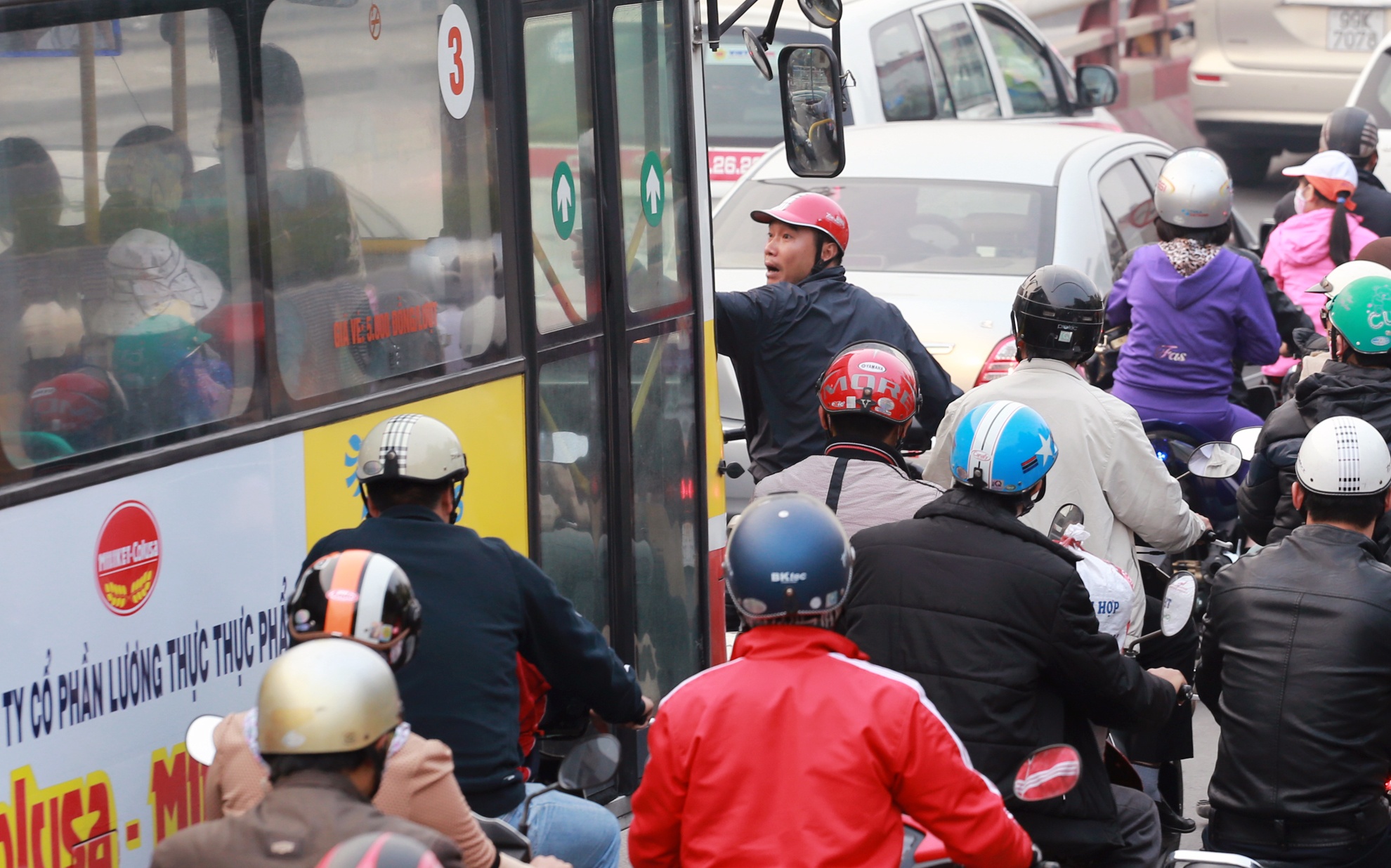 Cau Chuong Duong un tac do chay xe oto hinh anh