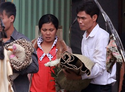 Dua be gai chet chay ra ngoai hinh anh