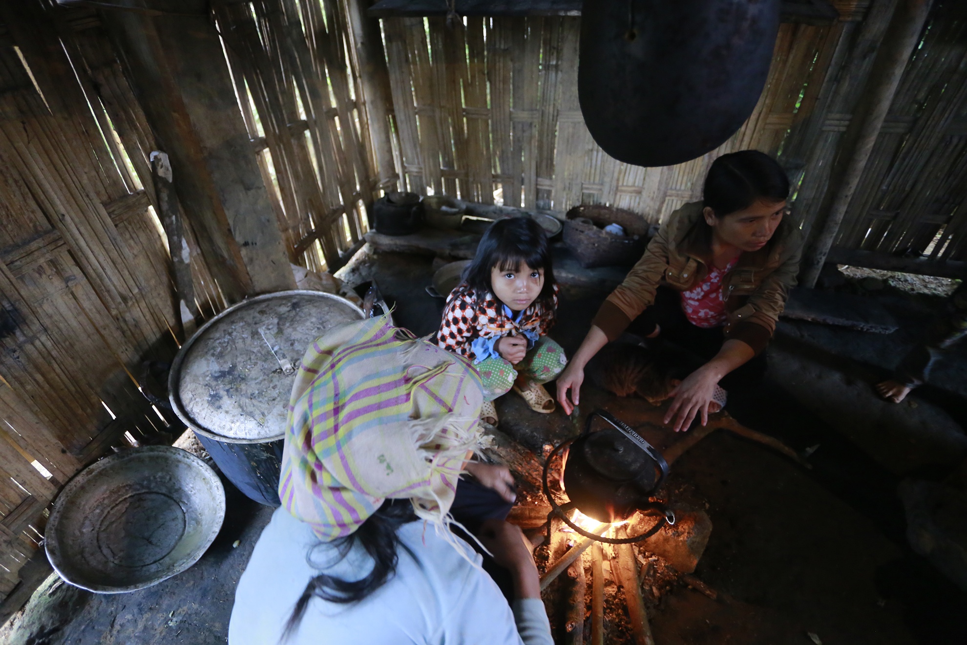 Dan toc it nguoi nhat Sa Pa chong choi voi gia lanh hinh anh