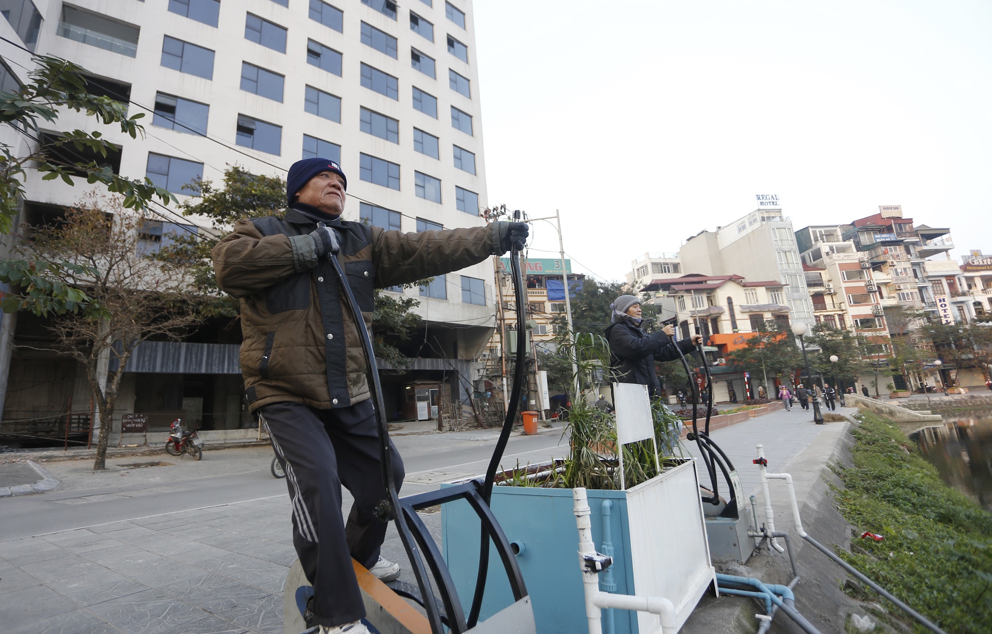 Tap the duc bang... may loc nuoc o Ha Noi hinh anh