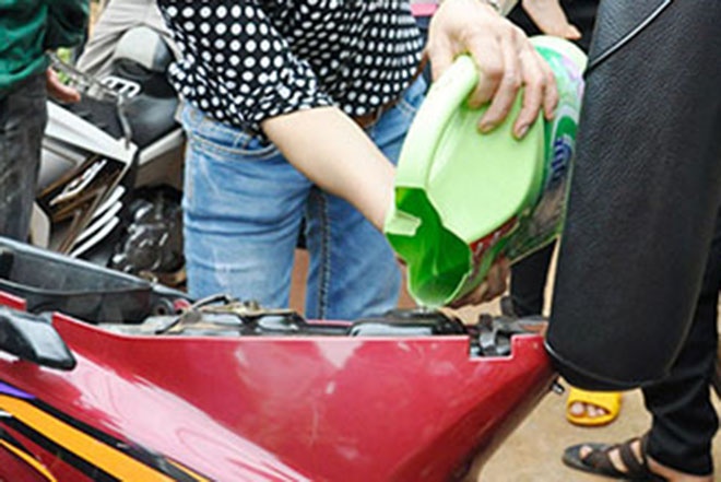 Do xo di muc xang duoi gieng ve dung hinh anh