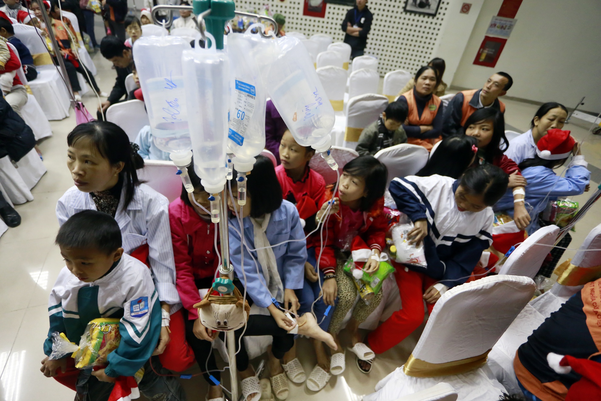 300 em nho don Noel voi kim tiem tren tay hinh anh