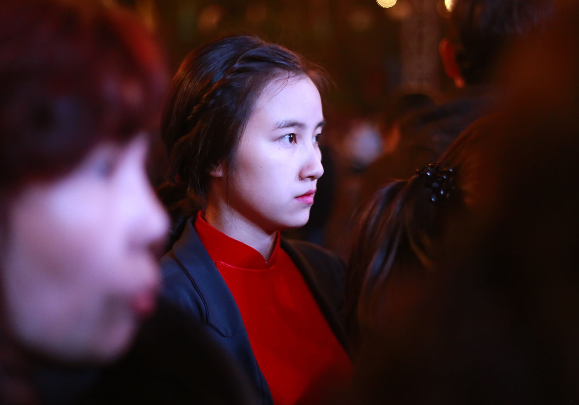 Thieu nu cong giao xinh dep hat thanh ca hinh anh