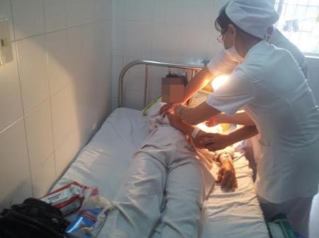 Dang ngu bi vo cat lia 'cua quy' hinh anh