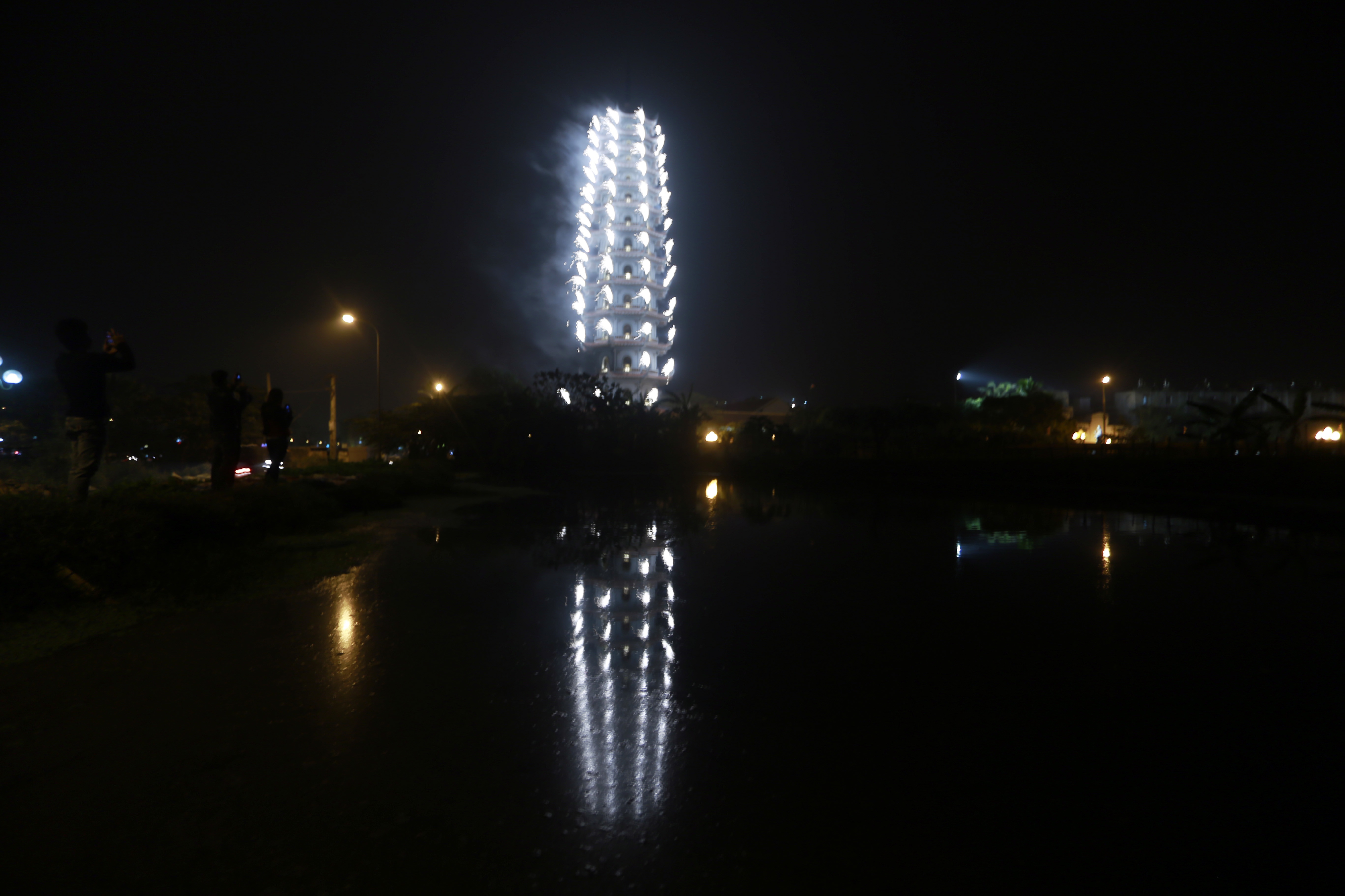 Hoa dang thap sang dem Duc Phat thanh dao o Ha Noi hinh anh