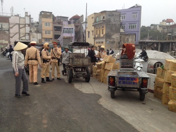Gia thuong binh tan tat lai xe 3 banh cho hang cong kenh hinh anh