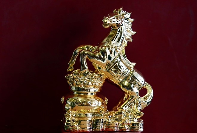 Ngua phong thuy dat vang gia hang chuc trieu dong hinh anh