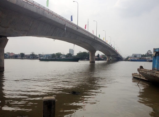 Nu sinh nhay cau tu tu vi ban gai tu choi tinh cam hinh anh