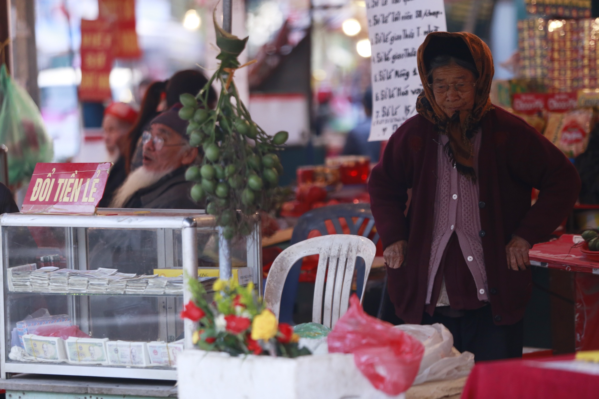 Dich vu doi tien le gia cao o phu Tay Ho hinh anh