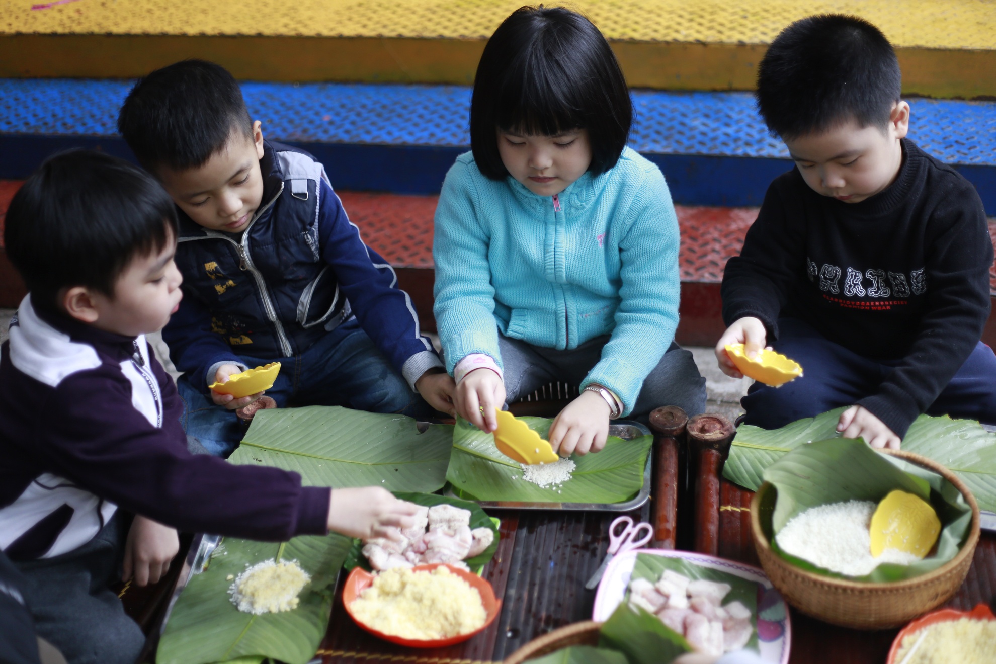 Be mam non hoc cach goi banh chung dip Tet hinh anh