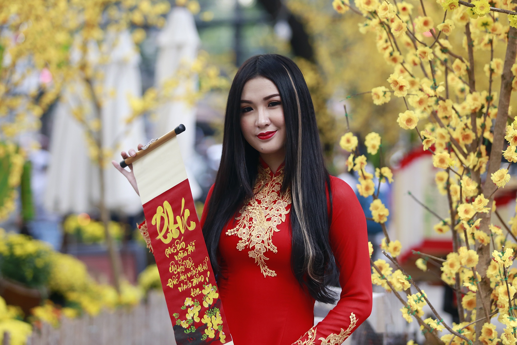 Gioi tre Sai Gon do ve trung tam chup anh duong hoa mai hinh anh