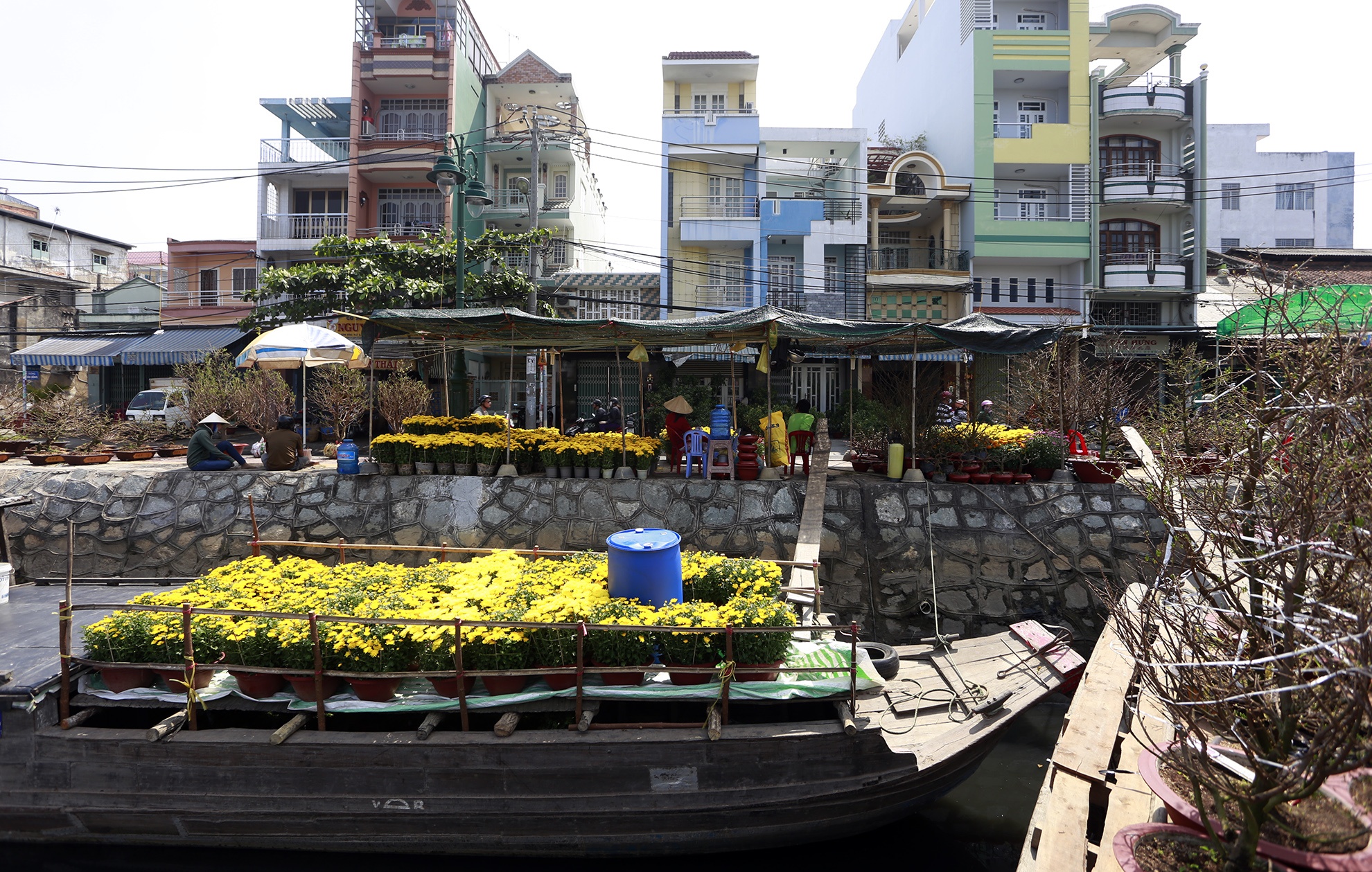 Cho hoa tren ben duoi thuyen khoe sac o Sai Gon hinh anh