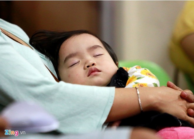 Tre em met moi tai san bay cung bo me ve que an Tet hinh anh