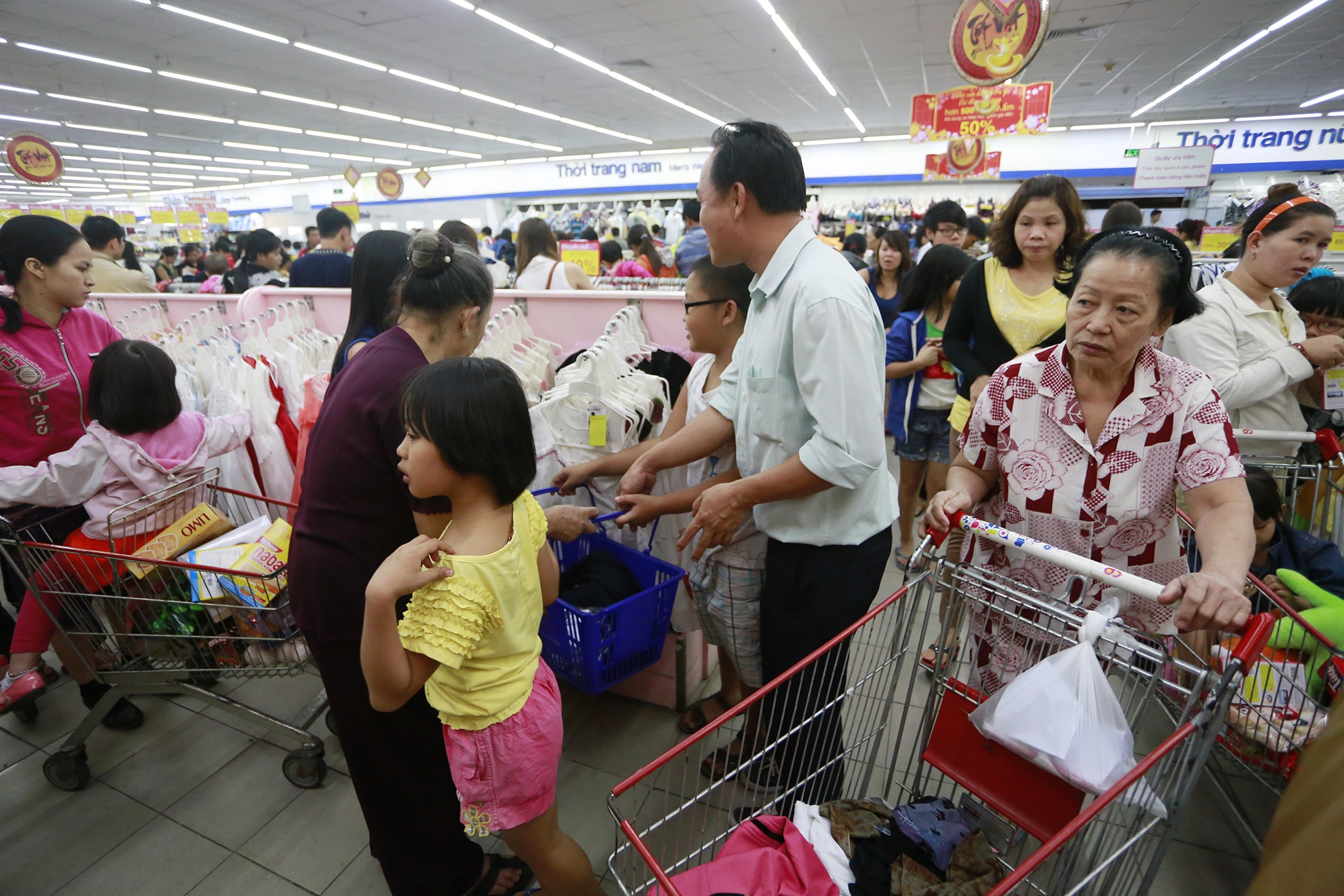Nghet tho sam Tet o cac sieu thi Sai Gon hinh anh
