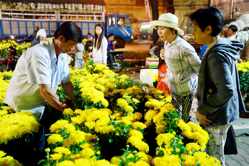 Cho hoa Tet mien Tay luc nua dem o Sai Gon hinh anh