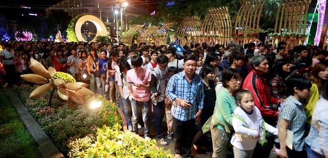 Dan Sai Gon nuom nuop do ve duong hoa Nguyen Hue hinh anh