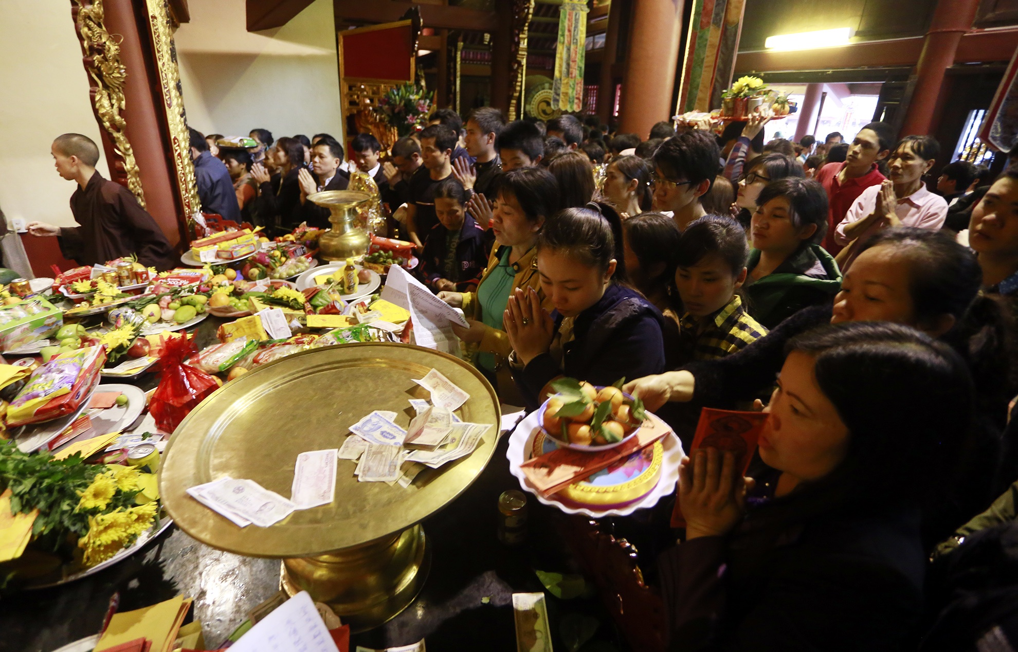 Hang chuc nghin nguoi xep hang cho le o Chua Huong hinh anh