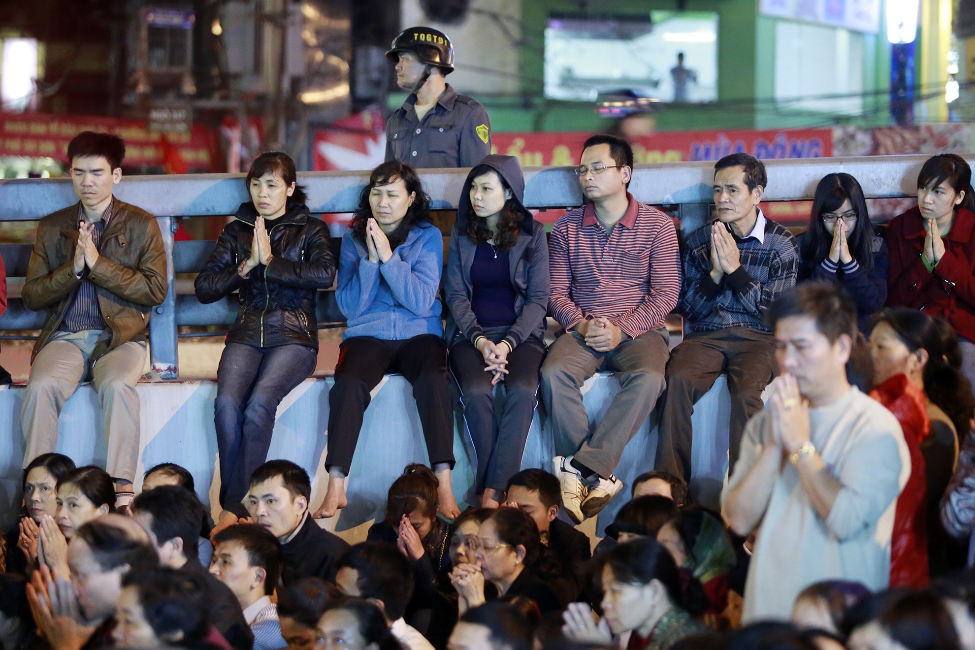 Hang nghin nguoi ngoi giua duong dang sao giai han hinh anh