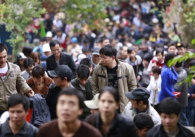 Chen lan 6 tieng len Yen Tu bang cap treo hinh anh