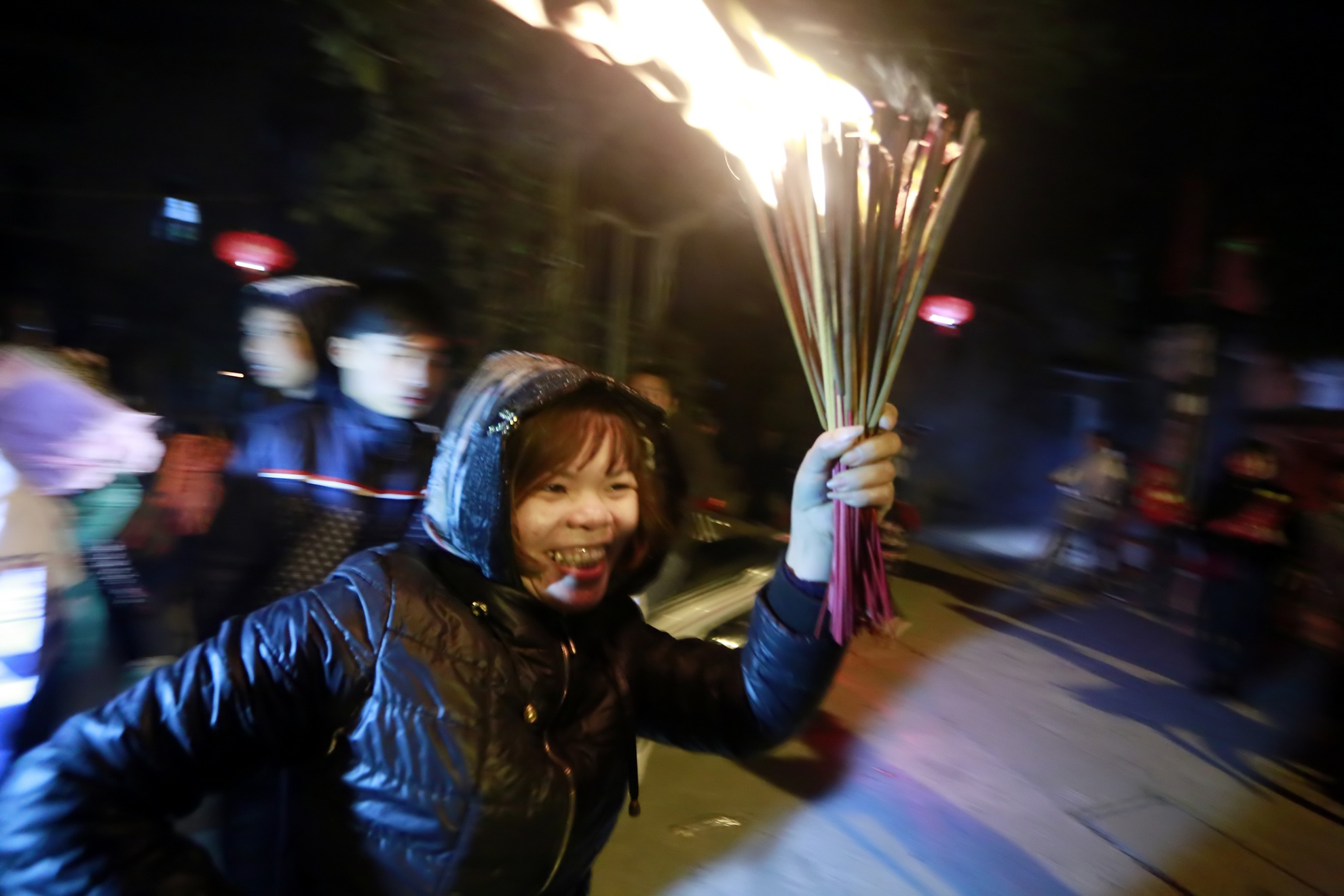 Chay hoc toc mang lua ve nha lay may hinh anh